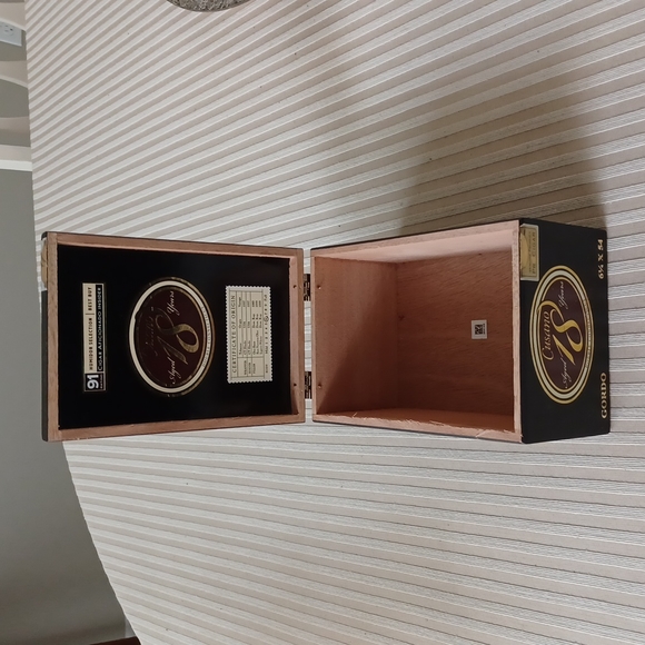 Cubano Wooden Cigar Box - Picture 5 of 10